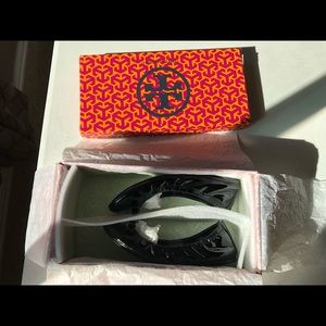 Tory Burch Eddie with Logo Bow smooth naplak